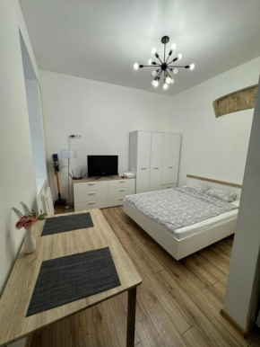 Stylish & Bright Old Town Getaway - Near Everything